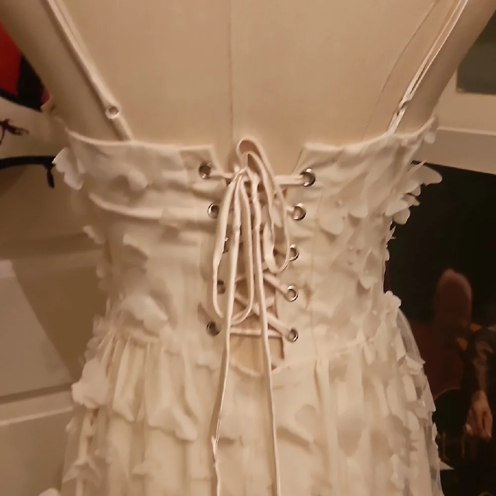 Elegant Ivory Maxi Dress with Textured Appliqué - Picture 6 of 9